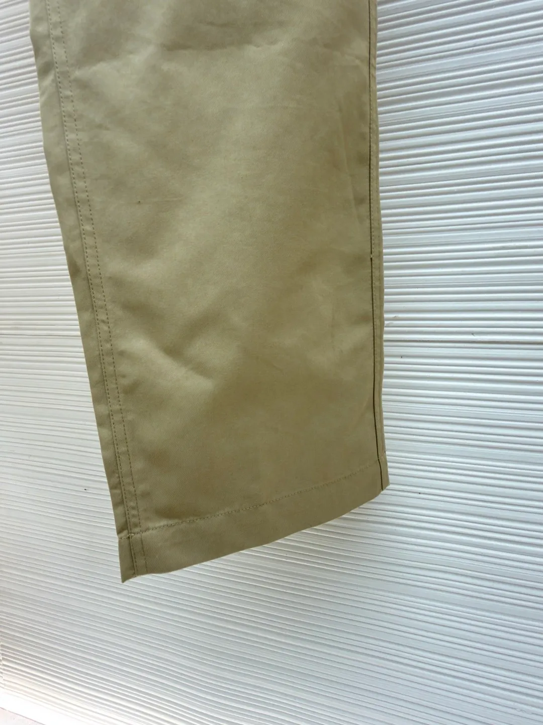 LOUIS VUITTON pocket embroidered work trousers ●Original version: Purchased and developed by 11318 ●Item number: 1681826-B50 ●Fabric: cotton twill fabric ●Technology: embroidery production ●Color: Khaki ●Version: Fitted version ●Weight: about 505 grams ●Size: 44-46-48-50 ●Description: The high cotton content ensures the fabric's excellent breathability, durability and classic workwear texture, while the twill weave gives it unique wear resistance and stiffness. The special fabric technology solves the pain points of tight and stiff traditional overalls; it provides greater freedom when moving, significantly improves wearing comfort and flexibility, and achieves a balance between function and comfort. The application of three-dimensional core-spinning embroidery technology in the pocket position is achieved by adding additional cotton thread or foam as the core material to the pattern filling layer, and then using embroidery thread to fully cover the embroidery. The logo pattern is significantly protruded from the surface of the fabric, forming a full three-dimensional effect. This process not only enhances the visual impact and tactile level, but also improves the wear resistance of the pocket area through the buffering effect of the core material, ensuring that the pattern can still remain crisp and not deformed in complex daily use, ensuring that the pattern is clear and durable, and injecting a sense of sophistication into the rugged workwear style. Diversified pocket system combines workwear functionality with sophistication. The flap cargo pockets on both sides are a signature element, and their flap design prevents items from falling and enhances the visual three-dimensionality. Italian style pockets provide simple side storage. The overall wiring is straight and delicate, the fabric is comfortable and soft, and the color is consistent without color difference. It can be matched with the same style to create a fashionable look and control various occasions. Customized accessories, complete with three standards, same style for men and women!